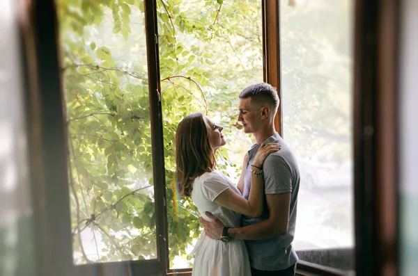 Casal Posando Dentro Casa Perto Janela — Fotografia de Stock