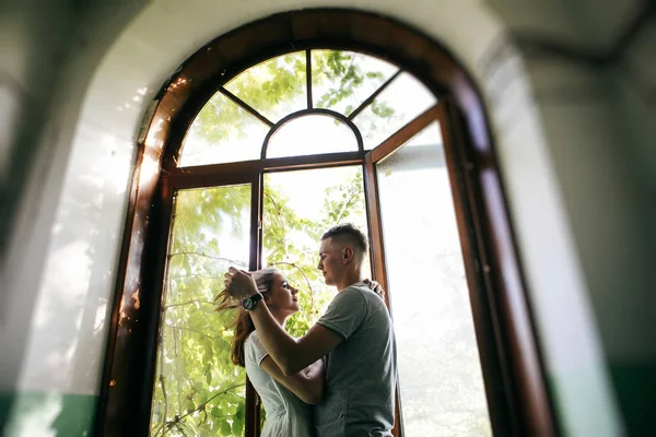 Pareja Posando Interior Cerca Ventana —  Fotos de Stock