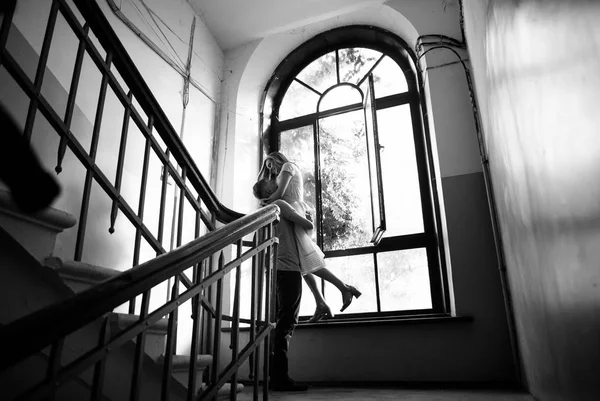 Schwarz Weiß Foto Eines Verliebten Paares Das Fensternähe Posiert — Stockfoto