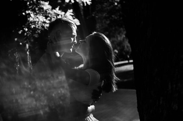 черно-белое фото молодой пары, позирующей на открытом воздухе
 