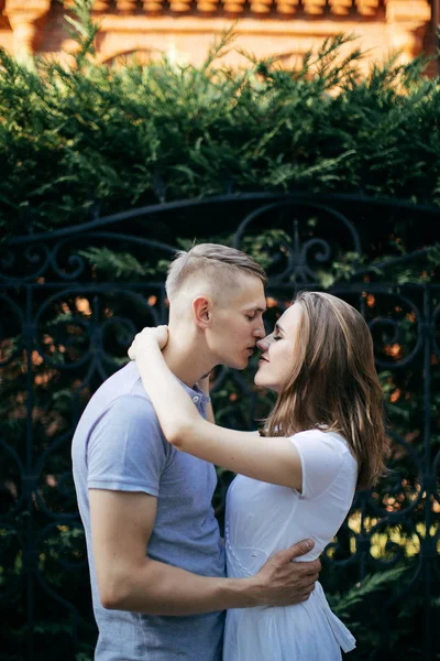 Jeune Couple Amoureux Posant Sur Photo Extérieure Session — Photo