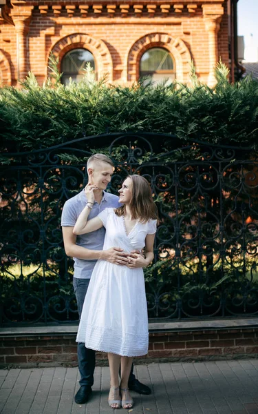 Jeune Couple Amoureux Posant Sur Photo Extérieure Session — Photo