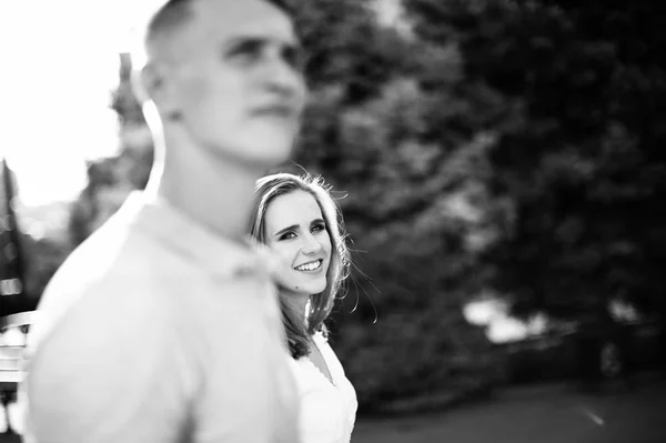 Foto Blanco Negro Una Joven Pareja Posando Aire Libre — Foto de Stock