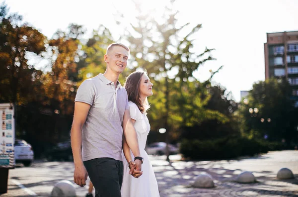 Joven Pareja Enamorada Posando Foto Aire Libre Sesión —  Fotos de Stock