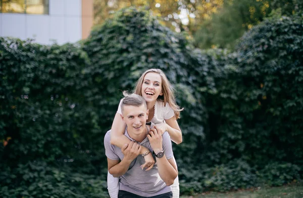 Jeune Couple Amoureux Posant Sur Photo Extérieure Session — Photo