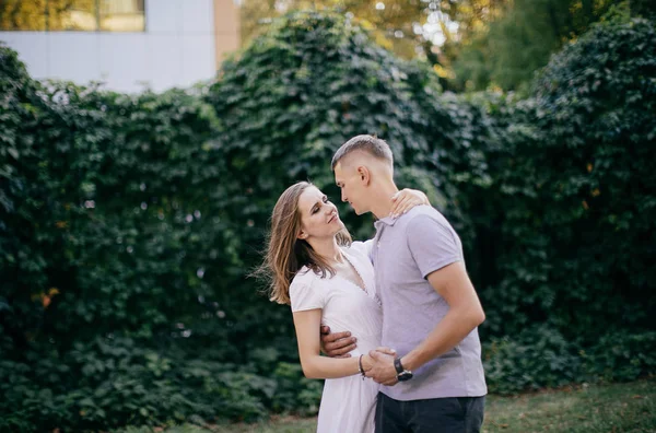 Junges Verliebtes Paar Posiert Auf Outdoor Foto Session — Stockfoto