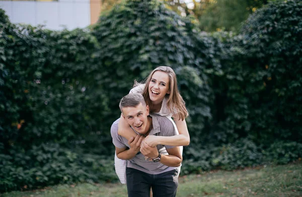 Jeune Couple Amoureux Posant Sur Photo Extérieure Session — Photo