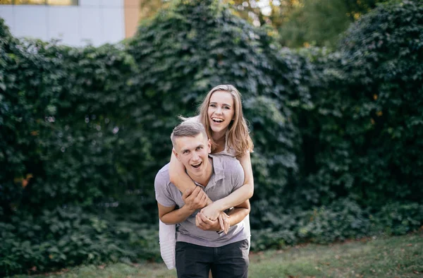 Joven Pareja Enamorada Posando Foto Aire Libre Sesión —  Fotos de Stock