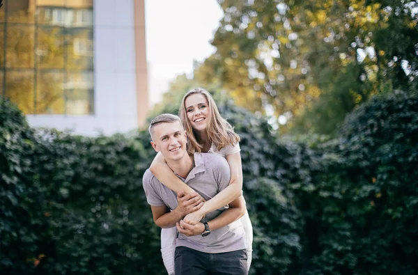 Joven Pareja Enamorada Posando Foto Aire Libre Sesión —  Fotos de Stock