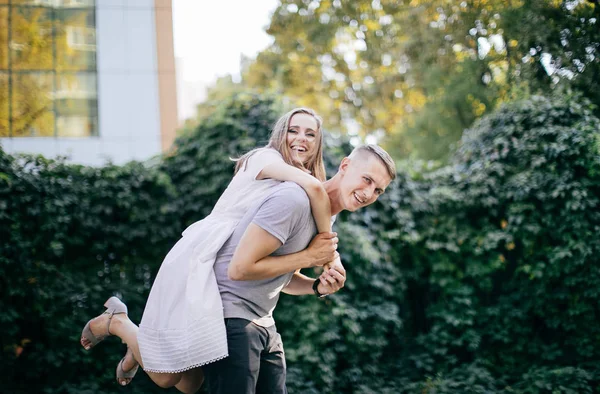 Junges Verliebtes Paar Posiert Auf Outdoor Foto Session — Stockfoto
