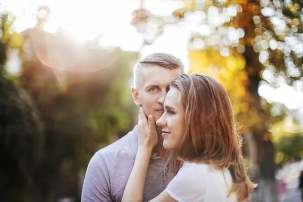 Joven Pareja Enamorada Posando Foto Aire Libre Sesión —  Fotos de Stock