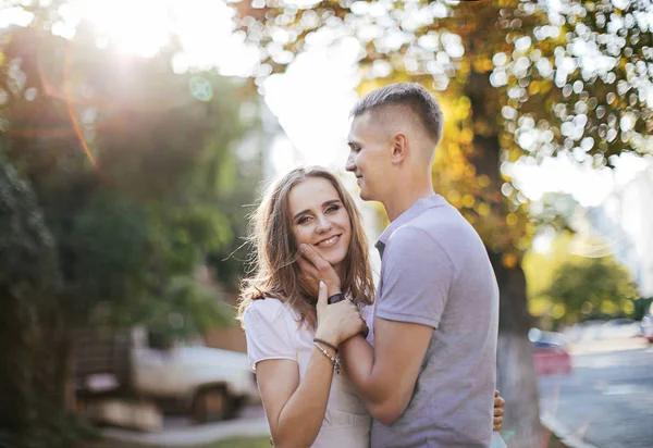 Jovem Casal Apaixonado Posando Foto Livre Sessão — Fotografia de Stock