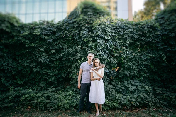 Jovem Casal Apaixonado Posando Foto Livre Sessão — Fotografia de Stock