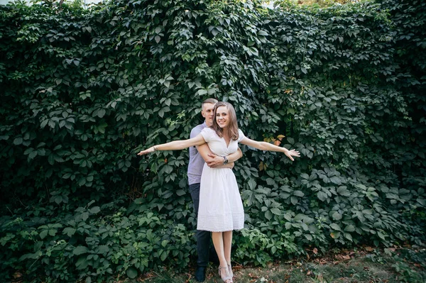 Joven Pareja Enamorada Posando Foto Aire Libre Sesión — Foto de Stock