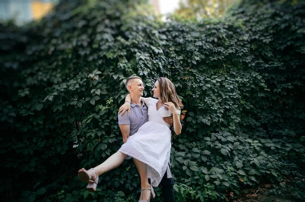 Joven Pareja Enamorada Posando Foto Aire Libre Sesión —  Fotos de Stock