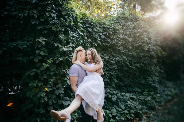 Joven Pareja Enamorada Posando Foto Aire Libre Sesión — Foto de Stock