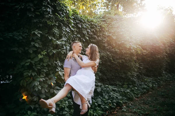 Joven Pareja Enamorada Posando Foto Aire Libre Sesión —  Fotos de Stock