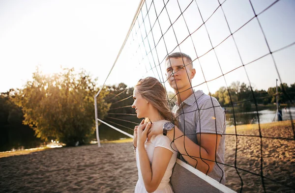 Jong Koppel Liefde Poseren Buiten Foto Sessie — Stockfoto