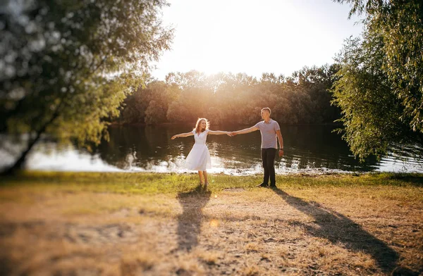 Joven Pareja Enamorada Posando Foto Aire Libre Sesión —  Fotos de Stock