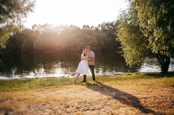 Jovem Casal Apaixonado Posando Foto Livre Sessão — Fotografia de Stock