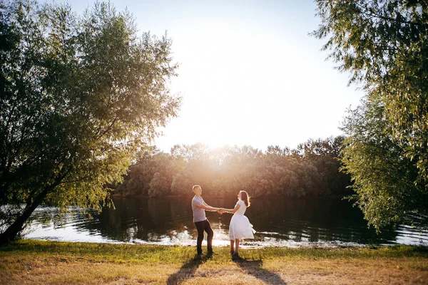 Jong Koppel Liefde Poseren Buiten Foto Sessie — Stockfoto