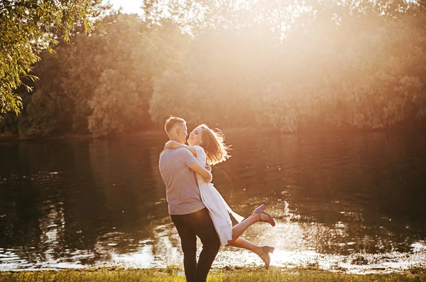 Jong Koppel Liefde Poseren Buiten Foto Sessie — Stockfoto