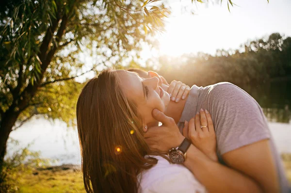 Joven Pareja Enamorada Posando Foto Aire Libre Sesión —  Fotos de Stock