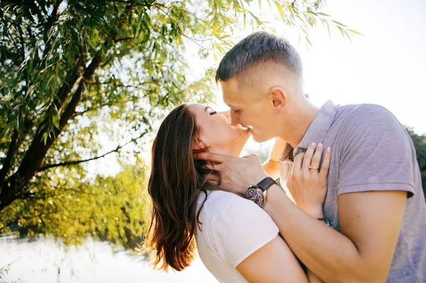 Jovem Casal Apaixonado Posando Foto Livre Sessão — Fotografia de Stock