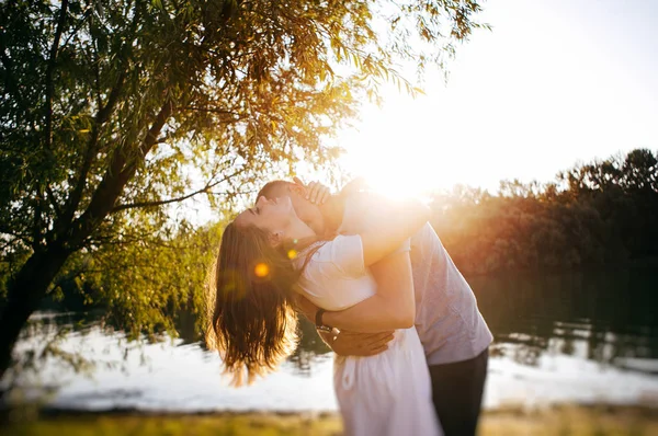 Jeune Couple Amoureux Posant Sur Photo Extérieure Session — Photo