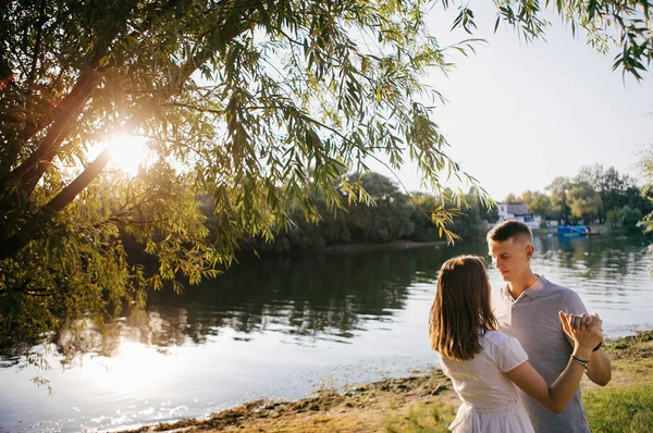 Jong Koppel Liefde Poseren Buiten Foto Sessie — Stockfoto