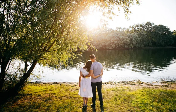 Joven Pareja Enamorada Posando Foto Aire Libre Sesión — Foto de Stock