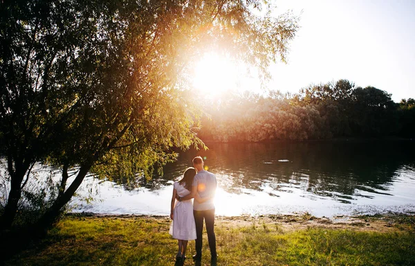 Joven Pareja Enamorada Posando Foto Aire Libre Sesión —  Fotos de Stock