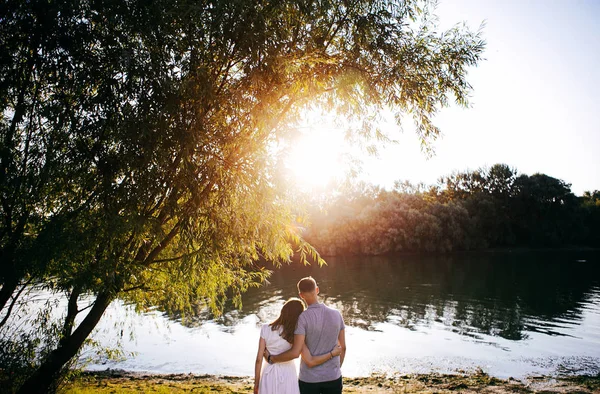 Jong Koppel Liefde Poseren Buiten Foto Sessie — Stockfoto