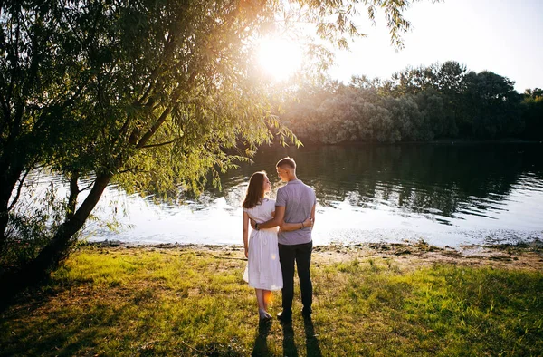 aşk poz içinde genç çift açık fotoğraf üzerinde-oturum 