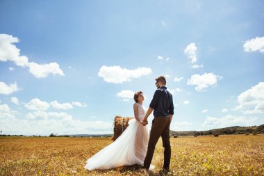 Yeni evli çift açık havada onların düğün fotoğrafı - poz oturum