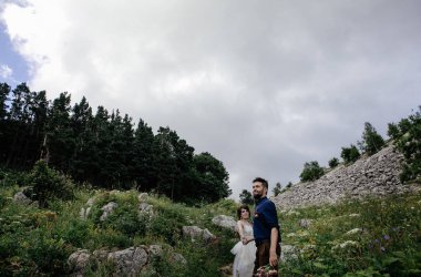Yeni evli çift açık havada onların düğün fotoğrafı - poz oturum
