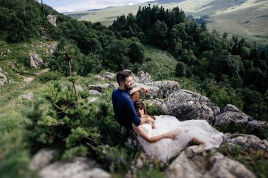 Yeni evli çift açık havada onların düğün fotoğrafı - poz oturum