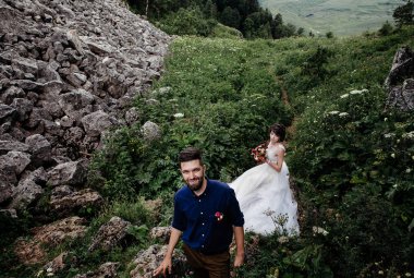 Yeni evli çift açık havada onların düğün fotoğrafı - poz oturum