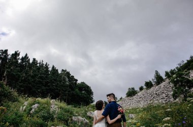 Yeni evli çift açık havada onların düğün fotoğrafı - poz oturum