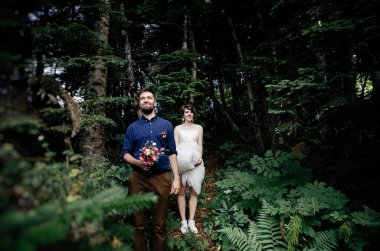 Yeni evli çift açık havada onların düğün fotoğrafı - poz oturum