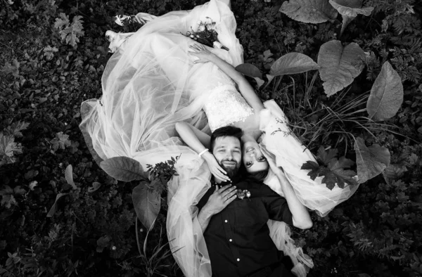 Foto Blanco Negro Hermosa Pareja Foto Aire Libre Sesión —  Fotos de Stock