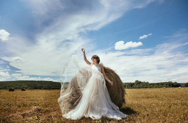 Schöne Junge Braut Posiert Freien — Stockfoto