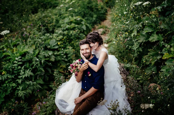 Net Getrouwd Paar Poseren Buitenshuis Hun Bruiloft Foto Sessie — Stockfoto