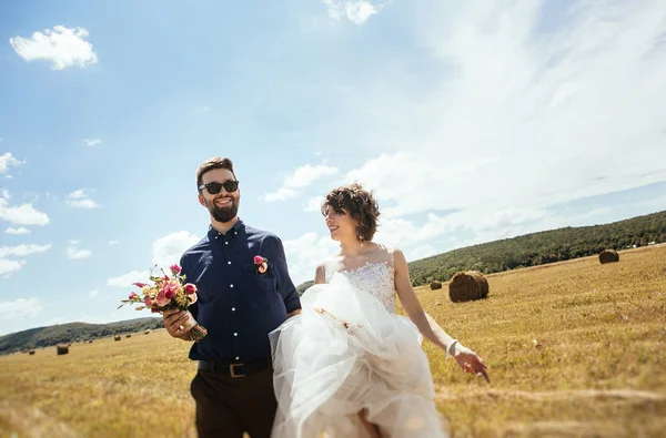 Eheleute Posieren Freien Auf Ihrem Hochzeitsfoto Session — Stockfoto