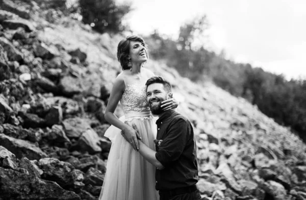 屋外の写真 美しいカップルの黒と白の写真セッション — ストック写真