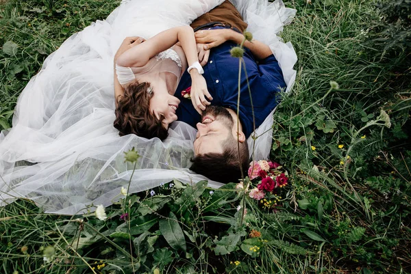 Yeni Evli Çift Açık Havada Onların Düğün Fotoğrafı Poz Oturum — Stok fotoğraf