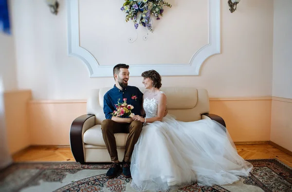 Apenas Casado Jovem Casal Bonito — Fotografia de Stock