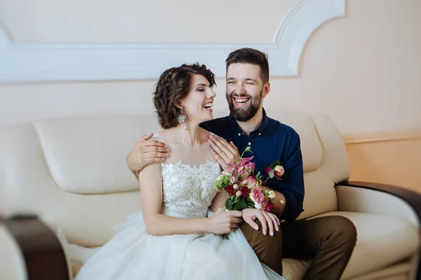 Apenas Casado Jovem Casal Bonito — Fotografia de Stock