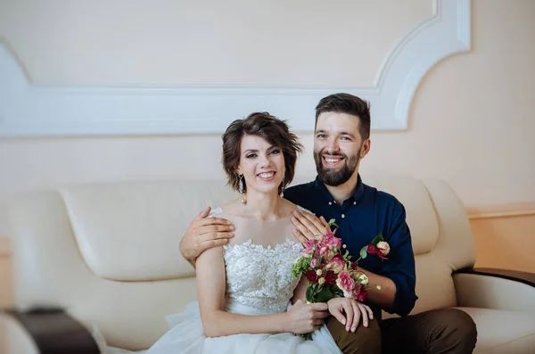 Apenas Casado Jovem Casal Bonito — Fotografia de Stock