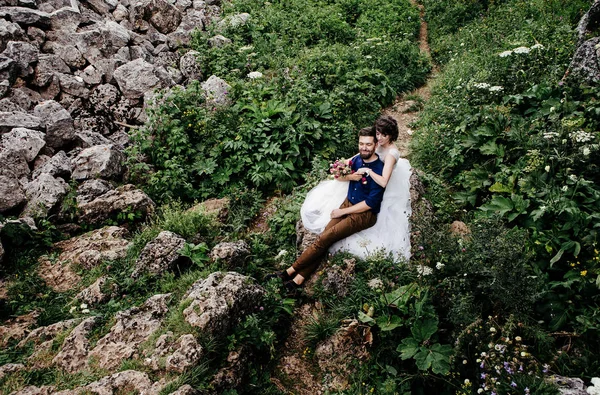 Jen Manželský Pár Pózuje Venku Jejich Svatební Foto Session — Stock fotografie